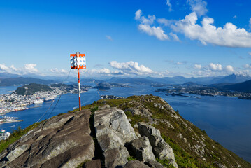 Gipfel Sukkertoppen mit Weitsicht auf den Fjord bei Ålesund