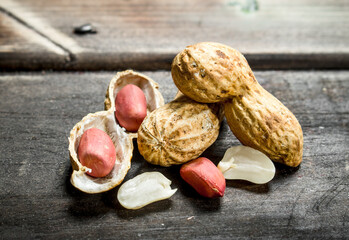 Peanuts with shells .