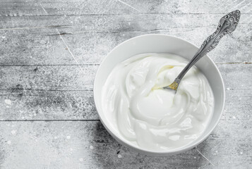 Sour cream in bowl .