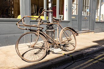 Obraz na płótnie Canvas Margate, Kent, united kingdom, august 24 2022 close up on an old rusty bike with its frame completely covered with rust chained to a lampost discarded and forgotten