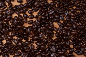 Obraz premium coffee beans on a wood background
