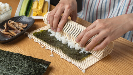 巻き寿司・海苔巻き｜和食の調理シーン © aomas