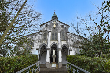 大浦天主堂（長崎の世界遺産）と入り口前のマリア像