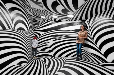 Women in room with optical illusion - obrazy, fototapety, plakaty