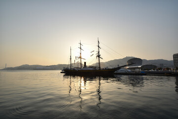 Fototapeta na wymiar 長崎の帆船、観光丸に沈む夕日
