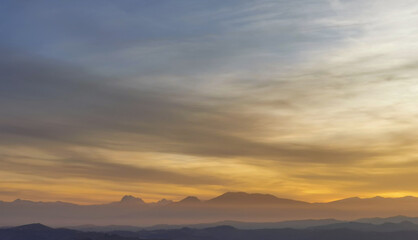 Il sole tra le nuvole sulle montagne