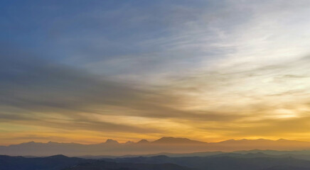 Il sole tra le nuvole sulle montagne