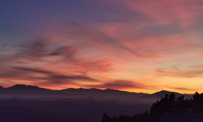 Rosso tramonto di sera sulle montagne dell’Appennino