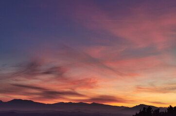 Rosso tramonto di sera sulle montagne dell’Appennino