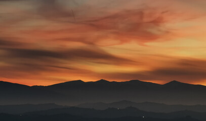 Rosso tramonto di sera sulle montagne dell’Appennino