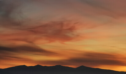 Fototapeta na wymiar Rosso tramonto di sera sulle montagne dell’Appennino