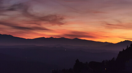 Obraz premium Rosso tramonto di sera sulle montagne dell’Appennino