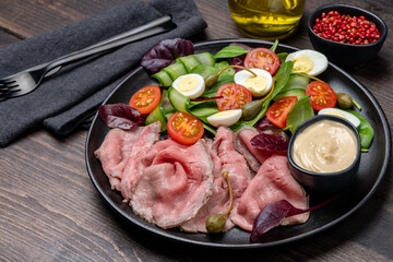 healthy lunch keto diet roast beef with spinach salad and quail eggs 