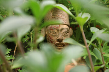 Estatua de Escriba en la selva