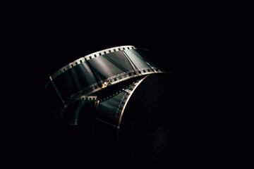 Rollo de película de 35mm ( cine) sobre fondo negro.