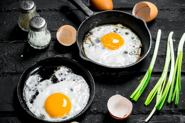 Fried egg with green onions and seasonings.