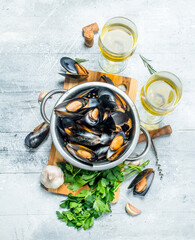 Fresh seafood clams with parsley and white wine. - 561667383