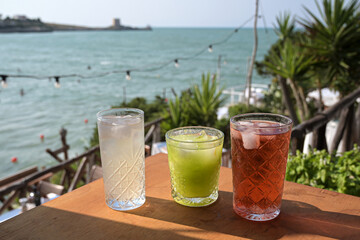 bicchiere con cocktail su di un tavolino in riva al mare