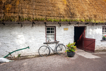 Traditional thatched roof house in Ireland © peteleclerc