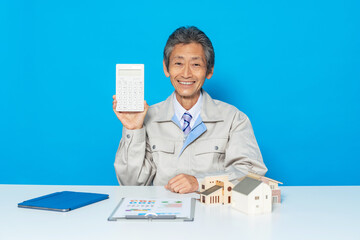 電卓を見せる建築士・設計士