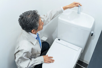トイレを点検する作業員