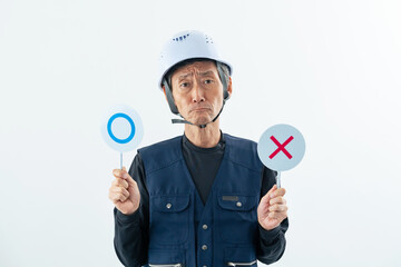 マルバツを見せる職人