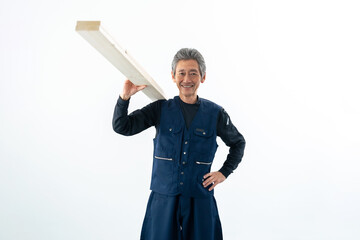 木材を持つシニア職人