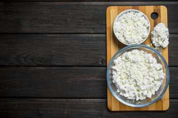 Cottage cheese in bowls.