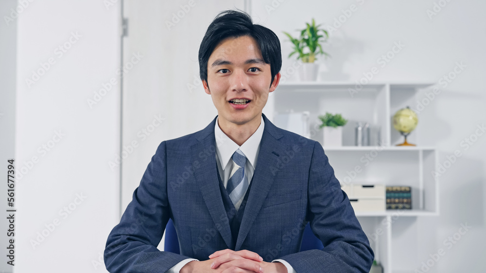 Aufkleber カメラ目線で話すビジネスマン　ビデオ通話　インタビュー