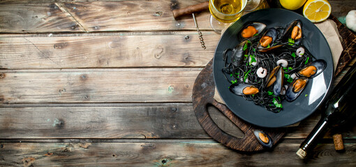 Obraz na płótnie Canvas Mediterranean food. Spaghetti with cuttlefish ink, clams and white wine.