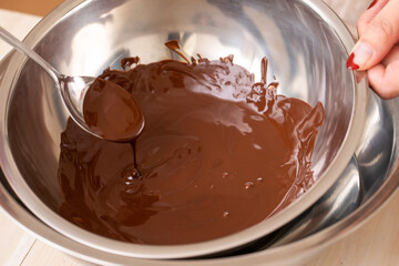 チョコを湯煎する手元　chocolate