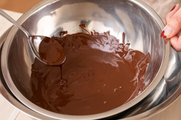 チョコを湯煎する手元　chocolate