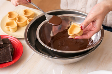 チョコを湯煎する手元　chocolate