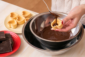 チョコを湯煎する手元　chocolate