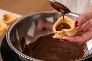 チョコを湯煎する手元　chocolate