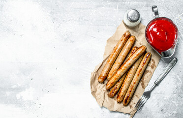 Grill sausages with tomato sauce .