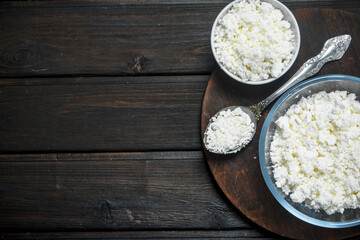 Cottage cheese in bowl .