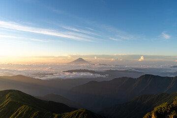 アルプスから見る朝日と富士山