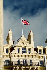Naklejka premium British flag on top of victiorian building 