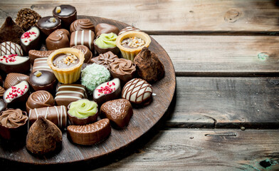 Obraz na płótnie Canvas Chocolate sweets on a wooden Board.