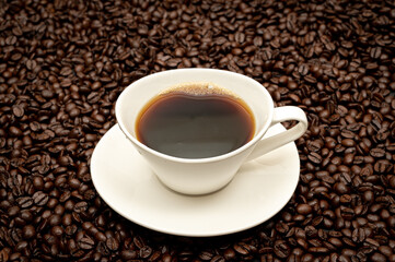 커피 원두 위의 커피잔