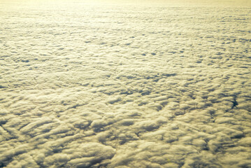Fototapeta na wymiar 飛行機の窓から眺める美しい雲海の絶景Beautiful view of the sea of ​​clouds seen from the window of an airplane