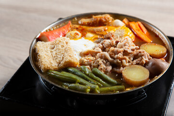A view of a hot pot on a portable stove. © DAVID