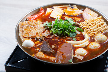 A view of a Taiwanese hot pot entree.