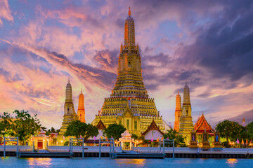 Wat Arun temple Bangkok during sunset in Thailand. Chao praya river - obrazy, fototapety, plakaty