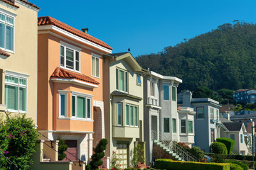 Obraz premium Row of decorative house facades or exteriors in historic districts of san francisco california in late afternoon sun