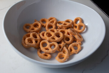 A view of a bowl of pumpkin spice yogurt flavored pretzels.