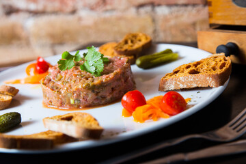 Steak tartare, steak tartare or beef tartare is a dish made from raw minced beef. It is usually served with very finely chopped onion, capers and various ingredients, sometimes an egg yolk is added.