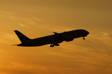 離陸のジョット機　夕暮のジョット機