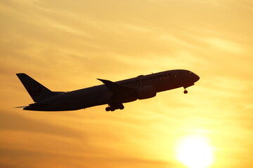 離陸のジョット機　夕暮のジョット機